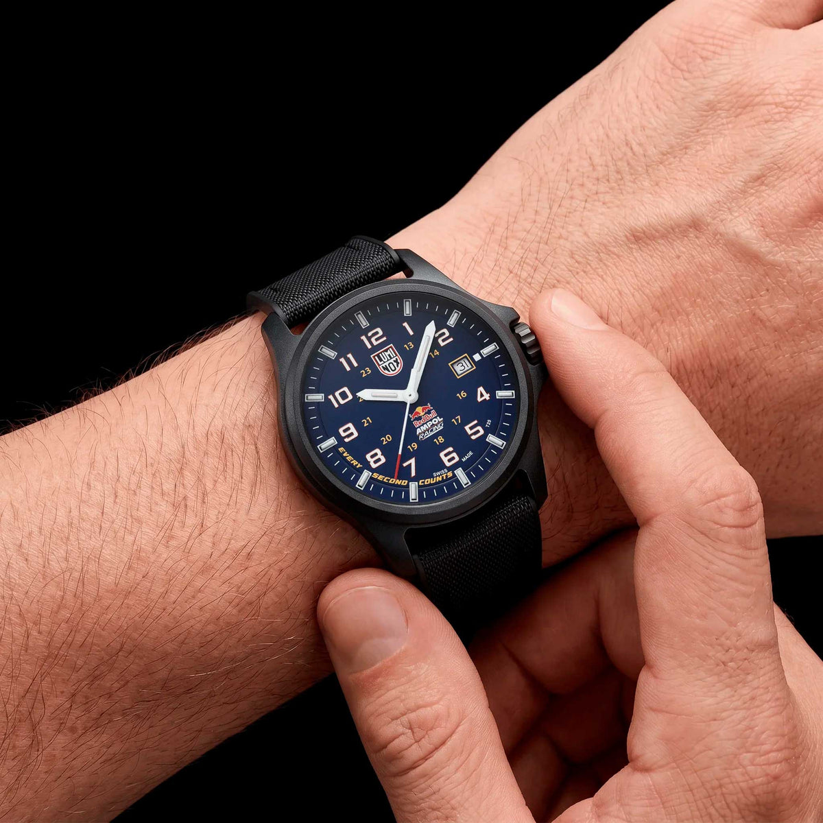 RELÓGIO LUMINOX ATACAMA FIELD RED BULL AMPOL XL.1970.ARB.N